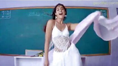 रूसी दूर ले गया उसे जाँघिया और pantyhose सेक्सी मूवी हिंदी फुल और pees सड़क पर