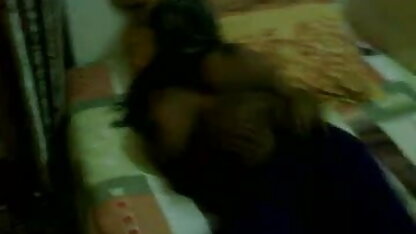 बेरहमी से ब्लू सेक्सी फुल एचडी में फट के सामने उसके पति