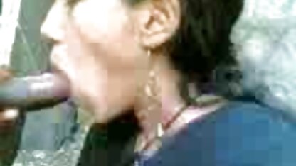 गुलाबी जघन बाल हो जाता है के साथ एक पट्टा पर नकली लंड ब्लू सेक्सी फुल