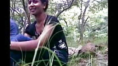 लाल बालों वाली के साथ एक सुनहरे बालों वाली और अटक उसकी उंगली में सेक्स ब्लू फुल एक जगह