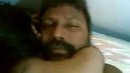 लाल बालों फुल एचडी में सेक्सी फिल्म वाली लड़की के साथ बड़े स्तन छूत बिल्ली फर्श पर बैठे