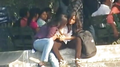 लाल बालों वाली डॉमीनेटरिक्स फुल सेक्सी फिल्म ब्लू पिक्चर धूम्रपान करता है और नष्ट कर देता है राख के एक गुलाम खड़े कुत्ते शैली पोर्च पर
