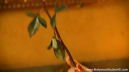रूसी डॉक्टर मोटे तौर पर नग्न लड़की की जाँच करता है सेक्सी फिल्म एचडी फुल और उसे बिल्ली धोता है